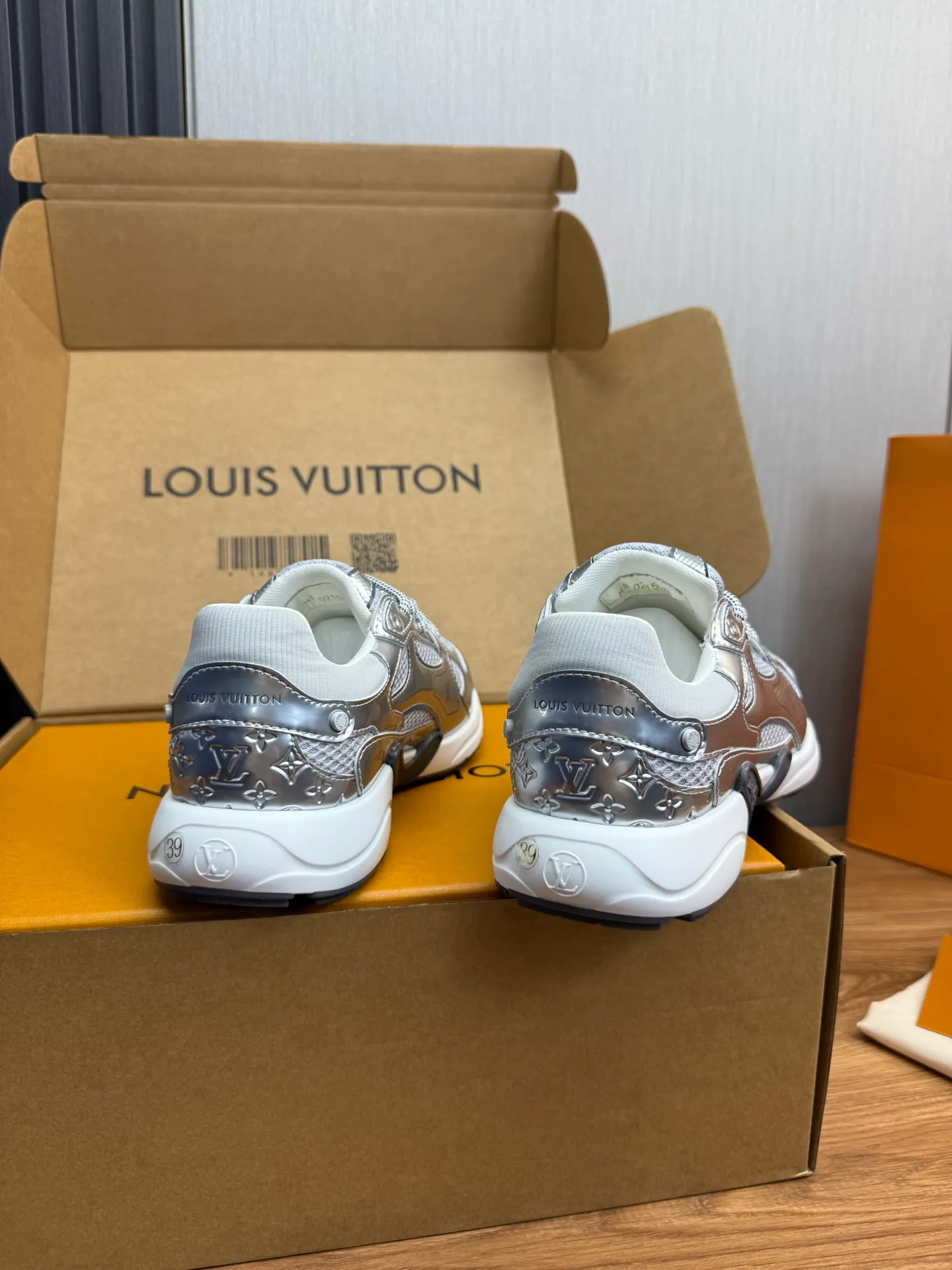Men's shoes 💰600💰 🌈LV | Louis Vuitton 2025𝐬𝐬 🧡💚2025 spring and summer new style top version‼ ️The original version is the same. The counter specializes in the latest casual shoes. Hard goods are new🆕 🔥🔥🔥Top version: Couple model LV Louis Vuitton L House Donkey brand The latest Olympia series Couple model Silver Horn King Casual sneakers Running shoes This LV Olympia sneaker combines mesh fabric and metallic synthetic leather and other technical fabrics to reinterpret the classic running shoe design with a neat and simple design. Lightweight EVA outsole provides a stretchy fit. Rich details such as Monogram embossing and LV letters establish recognition. Exquisite packaging at the delivery counter 🛍📦 ▪️Fabrics: Original imported technical fabric + mesh ▪️Inner lining: Original customized breathable mesh ▪️Sole: Original molded rubber foam material ▪️Sole thickness: 3.5CM ▪️Size: 35--45 (customized for women 40 and men 45)